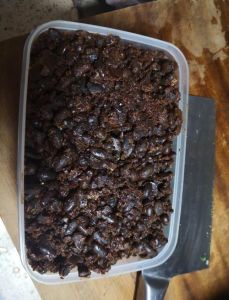 豆瓣酱的做法北方_干锅黄豆炒制豆瓣酱，耐心发酵调味佳