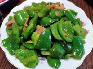 菜椒菜椒炒熟后还有维c吗_维生素C烹饪易损失？加油快炒少放水！