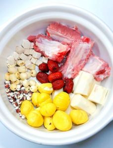 板栗炖排骨放什么调料_板栗炖排骨，香甜入味家常菜