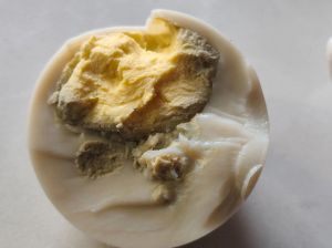 假鸡蛋煮熟后会有液体流出吗_假鸡蛋怎么分辨？选蛋看壳闻气味！