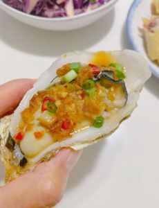 蒜蓉蒸生蚝的做法_刷净生蚝，蒜蓉粉丝蒸，掌握好时间