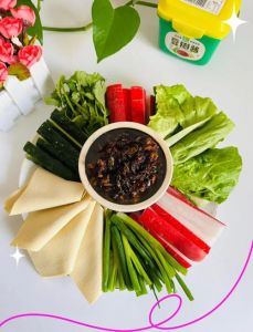 东北吃蘸酱菜是啥酱_东北大酱蘸酱菜，风味独特！