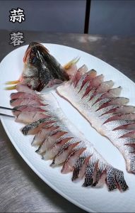 鲈鱼蒸箱蒸多久_蒸鲈鱼多长时间？500克10-12分钟，看图学蒸鱼技巧