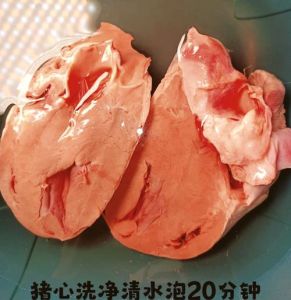 猪心要扔掉哪些东西_去除猪心膜血块清洗去腥，炖炒卤皆可吃