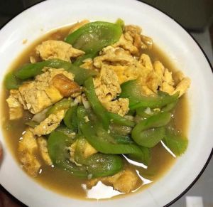 丝瓜炒鸡蛋的家常做法_丝瓜炒鸡蛋，简单营养家常菜