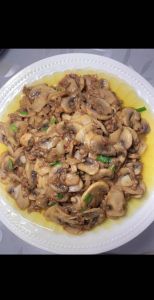 肉片炒口蘑的家常做法_家常口蘑炒肉片，色香味俱全！