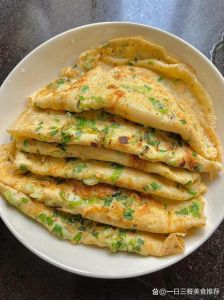 摊鸡蛋饼的家常做法_摊鸡蛋饼，手作温暖，乐在其中！
