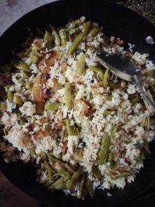 长豆角焖饭的家常做法_长豆角焖饭，糯叽叽香脆锅巴，暖心家常菜
