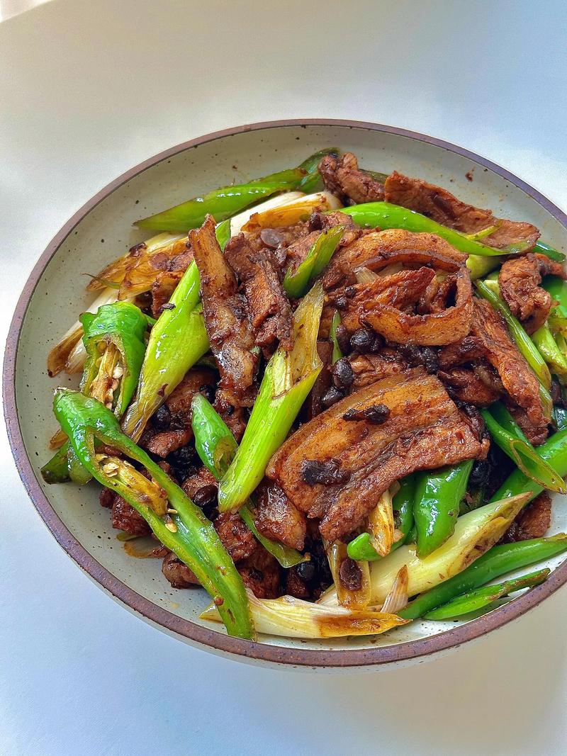 小炒肉家常做法_年夜饭小炒肉，鲜香下饭暖心胃
