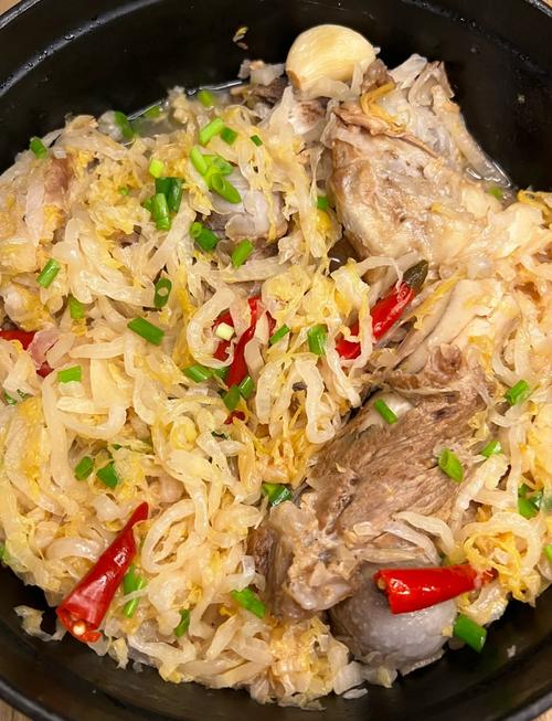 酸菜炖大骨头家常做法_酸菜炖棒骨，东北家常菜，爽脆酸香，暖心暖胃！