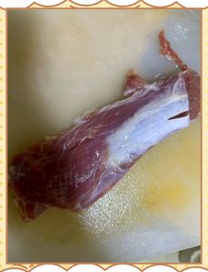 梅柳肉是猪的哪个部位_猪胸腹腔特殊肉，紧实有嚼劲，红烧慢炖风味佳