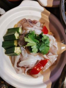 海鲜笔管怎么处理_盐水姜汁去腥，白灼爆炒锁鲜味，笔管鱼处理烹饪全攻略