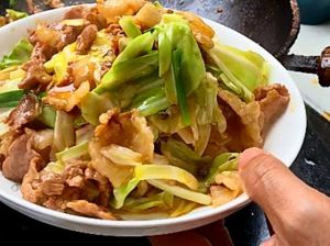 炒肉片千万不要直接下锅_炒肉片要鲜嫩不柴，腌好焯好是关键！
