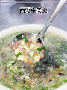 徐州西湖牛肉羹的家常做法_耐心处理牛肉，姜汁去腥，草菇滑嫩，清爽美味