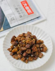 炸孜然牛肉粒的做法_孜然牛肉粒腌料入味做法