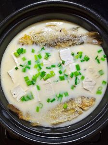 鲫鱼汤煮几分钟_鲫鱼汤30-40分钟小火炖，鲜嫩营养好做法