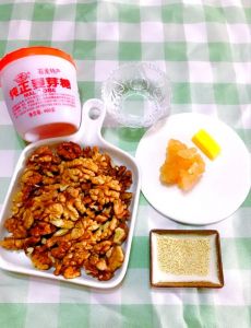 正宗琥珀核桃家常做法_去苦涩，裹糖浆，香脆可口
