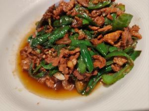 猪肉炒熟是什么颜色_猪肉炒熟变灰白？熟没熟看这几点！