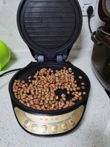 电饼铛炒花生米的家常做法_电饼铛烤花生米，香脆可口！