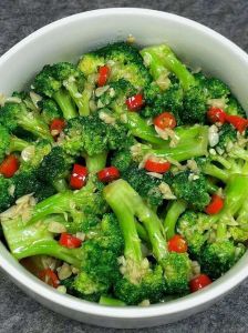西兰花要焯水多久_西兰花焯水时间多久？保绿爽脆小窍门