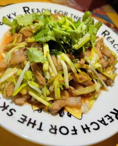 韭黄炒五花肉的做法窍门_韭黄炒五花肉，家常美味，简单易学！
