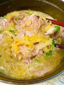 大骨头炖酸菜详细做法_东北酸菜炖大骨，暖心暖胃的家常菜！