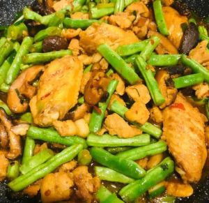 家常豆角饭的做法_家常豆角肉丁饭，简单美味！