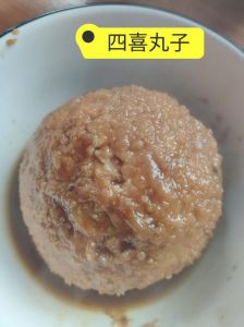做火锅丸子家常做法_绞肉调味加冰水，煮后配菜，剩菜冷藏