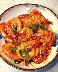 红烧虾干的家常做法_温水泡虾干，小火煎虾干，红烧虾干色泽红亮味道美