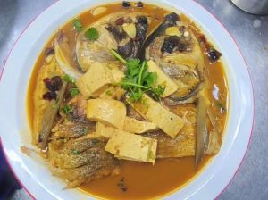 家常煮鱼头豆腐做法_鲜美家常菜，营养丰富