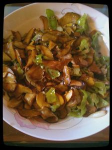 见手青炒熟了什么样_美味又营养，雨季食菌好选择！