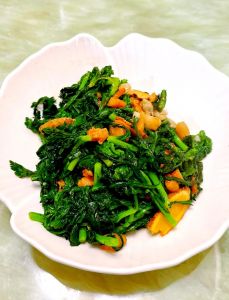 茼蒿菜炒臭豆腐的家常做法_云南臭豆腐炒茼蒿，外酥里嫩，风味独特！