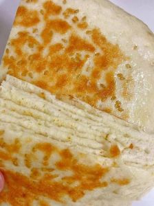 烙发面馍的家常做法_白糖温水激活酵母，揉面发酵后烙饼，香油葱花十三香调味，简单美味的家常烙饼