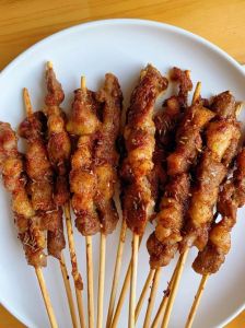 自制烤羊肉串家常做法_自制香烤羊肉串，外焦里嫩，简单美味！