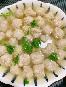 肉圆子汤的做法大全_肉圆肥瘦比37，手剁弹牙，季节汤品多样尝