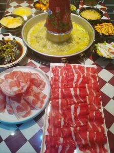 酸菜涮羊肉火锅做法_东北酸菜火锅，脆嫩开胃，配米饭豆腐！