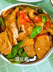 溜豆腐家常做法_溜豆腐，酱油蚝油白糖，外婆油香，芹菜配，家常美味！