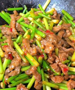 蒜苔炒牛肉的做法_蒜苔炒黄牛肉，鲜香下饭