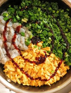 虾做饺子馅配什么_虾仁韭菜饺子鲜弹牙，玉米白菜馅更独特！