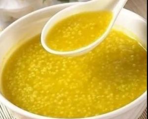 小黄米煮粥的做法_煮美味小米粥，好米免淘洗，小窍门让粥更香浓