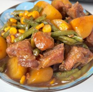 东北豆角炖肉的家常做法大全_东北豆角炖肉，肥瘦相间食材选对，味道更佳