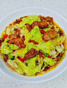 包包菜炒肉的家常做法_包包菜炒肉，家常美味，清爽可口！