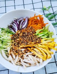 麻辣鸡丝做法_泡鸡去腥嫩滑，麻辣干香下酒零食