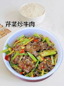 西芹炒牛肉的家常做法_西芹炒牛肉要顺着纹理逆切鲜嫩，腌好快炒的家常美味