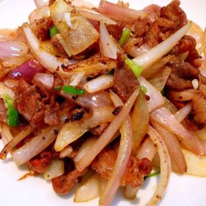 羊肉卷炒洋葱的做法_洋葱炒羊肉卷，鲜嫩美味家常菜
