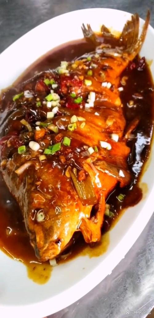 清水炖鲤鱼的家常做法_秋炖鲜鲤，营养美味
