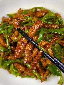 菜椒炒肉多长时间熟_菜椒炒肉快炒嫩滑，火候是关键！