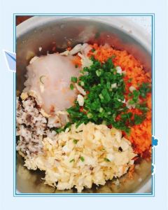 鱼肉馅包饺子做法_选鲜去腥，调味搅拌，搭配得宜