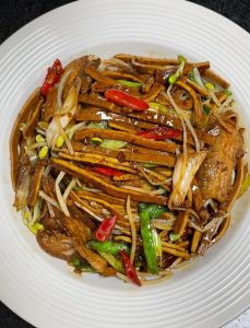 五香豆腐炒五花肉的家常做法_五香豆腐炒五花肉，辣椒灵魂爆香香煎入味