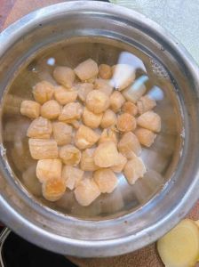 干扇贝泡发的正确方法_泡发干扇贝控温50℃，冷水12小时，温水2小时，加姜料酒去腥